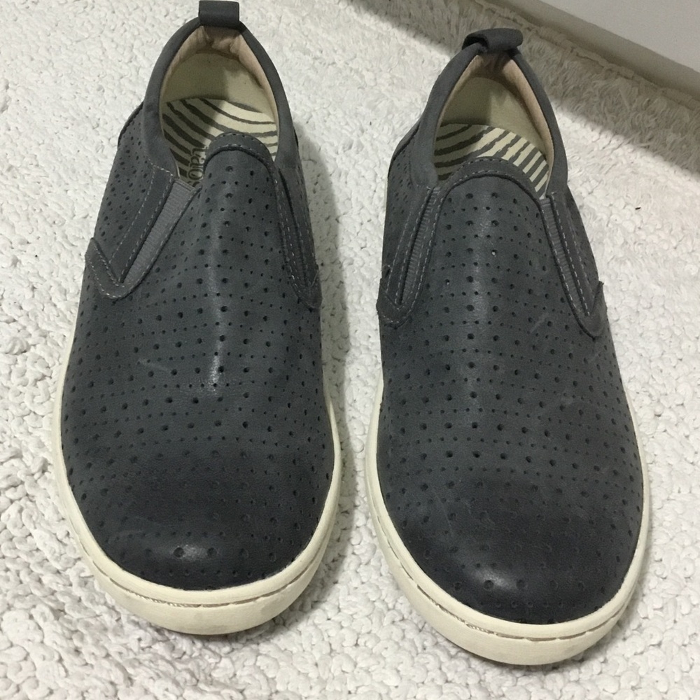 Taos Grey Court Leather Slip On Sneakers size 7.5